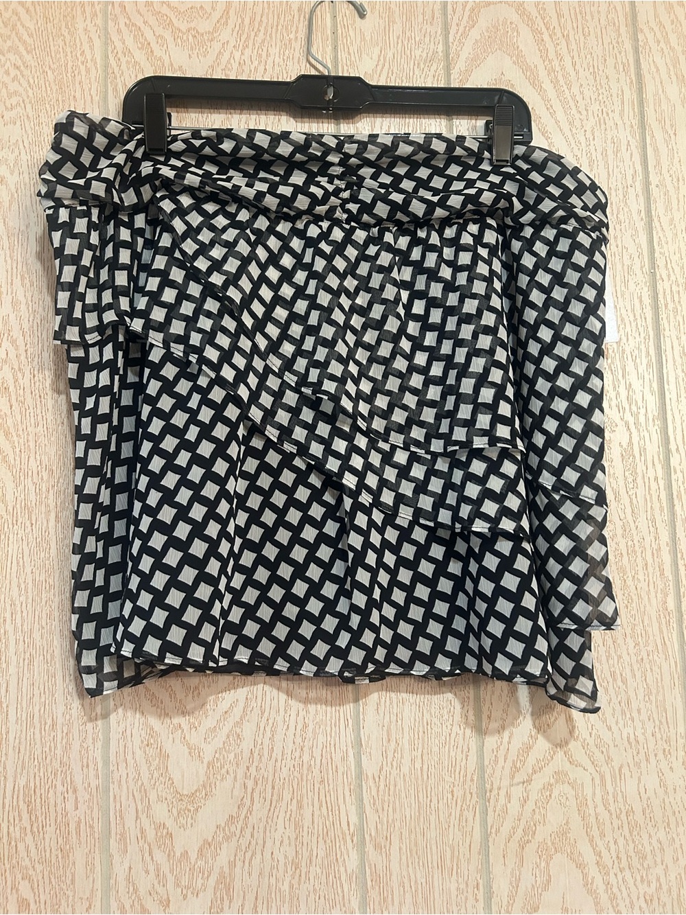 NWT Nine West Black and White Geometric Ruffle Mini Skirt
